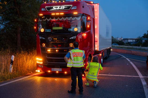 Person wird auf Autobahn von LKW erfasst und schwerst verletzt Am 30.07.2026 kam es gegen 03:40 Uhr auf der Autobahn A60 bei Rüsselsheim am Main zu einem schweren Verkehrsunfall, bei dem ein 38-jähriger Mann lebensgefährlich verletzt wurde. Nach ersten Erkenntnissen überquerte der Mann aus ungeklärter Ursache die Fahrbahn im Baustellenbereich und wurde von einem Lkw erfasst, der von einem 55-jährigen Mann geführt wurde. Der 38-Jährige erlitt schwerste Verletzungen und wurde nach notärztlicher Erstversorgung mit einem Rettungshubschrauber in ein Krankenhaus gebracht. Auf Anordnung der Staatsanwaltschaft wurde zur Klärung des Unfallhergangs ein Unfallsachverständiger hinzugezogen. Quelle: Polizeipräsidium Südhessen. Rüsselsheim