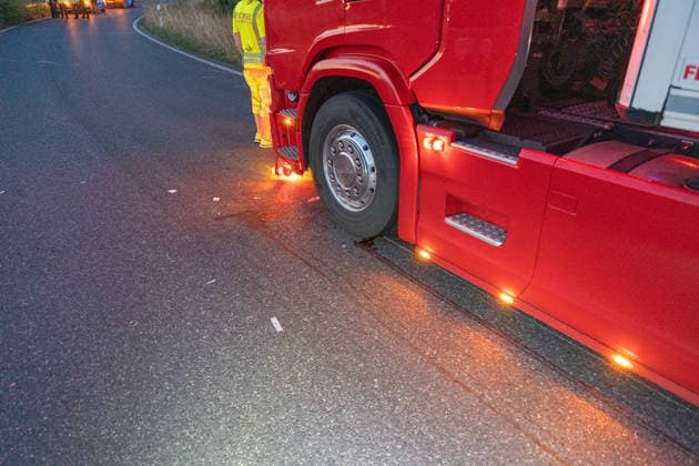 Person wird auf Autobahn von LKW erfasst und schwerst verletzt Am 30.07.2026 kam es gegen 03:40 Uhr auf der Autobahn A60 bei Rüsselsheim am Main zu einem schweren Verkehrsunfall, bei dem ein 38-jähriger Mann lebensgefährlich verletzt wurde. Nach ersten Erkenntnissen überquerte der Mann aus ungeklärter Ursache die Fahrbahn im Baustellenbereich und wurde von einem Lkw erfasst, der von einem 55-jährigen Mann geführt wurde. Der 38-Jährige erlitt schwerste Verletzungen und wurde nach notärztlicher Erstversorgung mit einem Rettungshubschrauber in ein Krankenhaus gebracht. Auf Anordnung der Staatsanwaltschaft wurde zur Klärung des Unfallhergangs ein Unfallsachverständiger hinzugezogen. Quelle: Polizeipräsidium Südhessen. Rüsselsheim