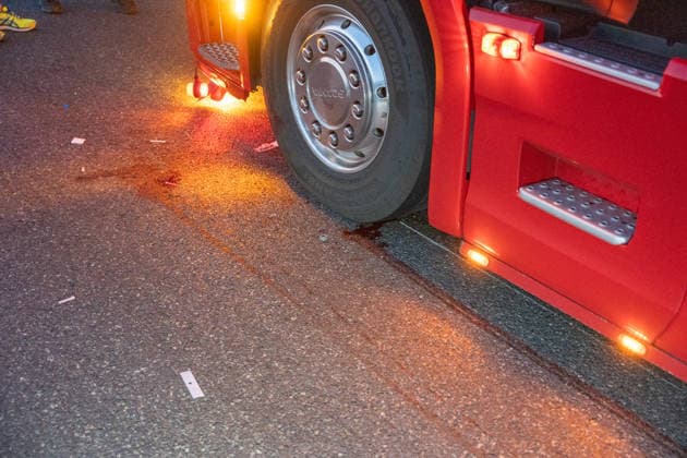 Person wird auf Autobahn von LKW erfasst und schwerst verletzt Am 30.07.2026 kam es gegen 03:40 Uhr auf der Autobahn A60 bei Rüsselsheim am Main zu einem schweren Verkehrsunfall, bei dem ein 38-jähriger Mann lebensgefährlich verletzt wurde. Nach ersten Erkenntnissen überquerte der Mann aus ungeklärter Ursache die Fahrbahn im Baustellenbereich und wurde von einem Lkw erfasst, der von einem 55-jährigen Mann geführt wurde. Der 38-Jährige erlitt schwerste Verletzungen und wurde nach notärztlicher Erstversorgung mit einem Rettungshubschrauber in ein Krankenhaus gebracht. Auf Anordnung der Staatsanwaltschaft wurde zur Klärung des Unfallhergangs ein Unfallsachverständiger hinzugezogen. Quelle: Polizeipräsidium Südhessen. Rüsselsheim