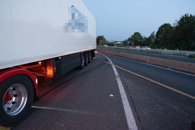 Person wird auf Autobahn von LKW erfasst und schwerst verletzt Am 30.07.2026 kam es gegen 03:40 Uhr auf der Autobahn A60 bei Rüsselsheim am Main zu einem schweren Verkehrsunfall, bei dem ein 38-jähriger Mann lebensgefährlich verletzt wurde. Nach ersten Erkenntnissen überquerte der Mann aus ungeklärter Ursache die Fahrbahn im Baustellenbereich und wurde von einem Lkw erfasst, der von einem 55-jährigen Mann geführt wurde. Der 38-Jährige erlitt schwerste Verletzungen und wurde nach notärztlicher Erstversorgung mit einem Rettungshubschrauber in ein Krankenhaus gebracht. Auf Anordnung der Staatsanwaltschaft wurde zur Klärung des Unfallhergangs ein Unfallsachverständiger hinzugezogen. Quelle: Polizeipräsidium Südhessen. Rüsselsheim
