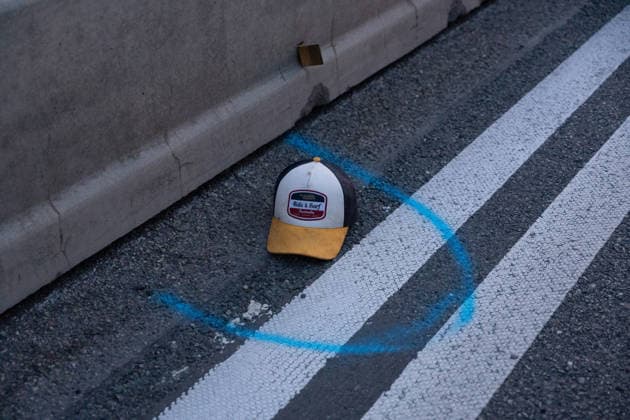 Person wird auf Autobahn von LKW erfasst und schwerst verletzt Am 30.07.2026 kam es gegen 03:40 Uhr auf der Autobahn A60 bei Rüsselsheim am Main zu einem schweren Verkehrsunfall, bei dem ein 38-jähriger Mann lebensgefährlich verletzt wurde. Nach ersten Erkenntnissen überquerte der Mann aus ungeklärter Ursache die Fahrbahn im Baustellenbereich und wurde von einem Lkw erfasst, der von einem 55-jährigen Mann geführt wurde. Der 38-Jährige erlitt schwerste Verletzungen und wurde nach notärztlicher Erstversorgung mit einem Rettungshubschrauber in ein Krankenhaus gebracht. Auf Anordnung der Staatsanwaltschaft wurde zur Klärung des Unfallhergangs ein Unfallsachverständiger hinzugezogen. Quelle: Polizeipräsidium Südhessen. Rüsselsheim