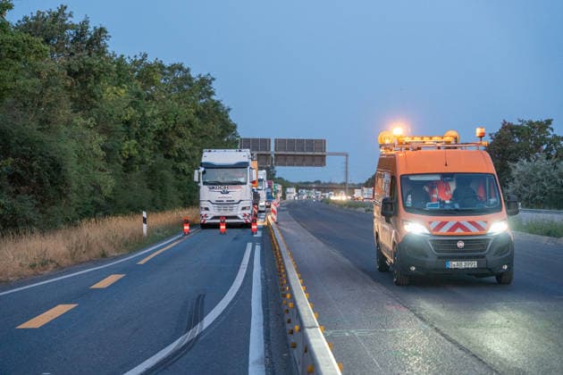 Person wird auf Autobahn von LKW erfasst und schwerst verletzt Am 30.07.2026 kam es gegen 03:40 Uhr auf der Autobahn A60 bei Rüsselsheim am Main zu einem schweren Verkehrsunfall, bei dem ein 38-jähriger Mann lebensgefährlich verletzt wurde. Nach ersten Erkenntnissen überquerte der Mann aus ungeklärter Ursache die Fahrbahn im Baustellenbereich und wurde von einem Lkw erfasst, der von einem 55-jährigen Mann geführt wurde. Der 38-Jährige erlitt schwerste Verletzungen und wurde nach notärztlicher Erstversorgung mit einem Rettungshubschrauber in ein Krankenhaus gebracht. Auf Anordnung der Staatsanwaltschaft wurde zur Klärung des Unfallhergangs ein Unfallsachverständiger hinzugezogen. Quelle: Polizeipräsidium Südhessen. Rüsselsheim