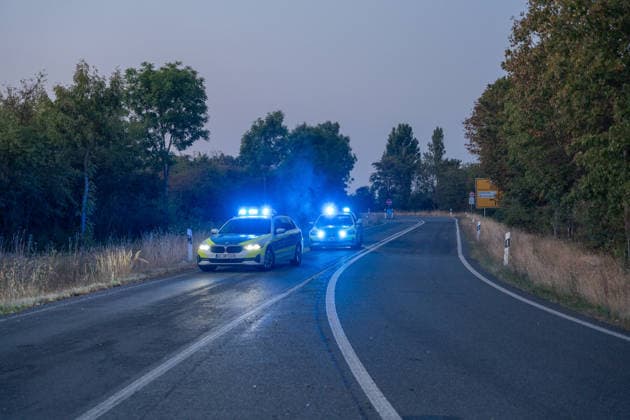 Person wird auf Autobahn von LKW erfasst und schwerst verletzt Am 30.07.2026 kam es gegen 03:40 Uhr auf der Autobahn A60 bei Rüsselsheim am Main zu einem schweren Verkehrsunfall, bei dem ein 38-jähriger Mann lebensgefährlich verletzt wurde. Nach ersten Erkenntnissen überquerte der Mann aus ungeklärter Ursache die Fahrbahn im Baustellenbereich und wurde von einem Lkw erfasst, der von einem 55-jährigen Mann geführt wurde. Der 38-Jährige erlitt schwerste Verletzungen und wurde nach notärztlicher Erstversorgung mit einem Rettungshubschrauber in ein Krankenhaus gebracht. Auf Anordnung der Staatsanwaltschaft wurde zur Klärung des Unfallhergangs ein Unfallsachverständiger hinzugezogen. Quelle: Polizeipräsidium Südhessen. Rüsselsheim