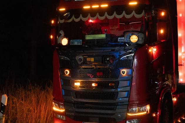 Person wird auf Autobahn von LKW erfasst und schwerst verletzt Am 30.07.2026 kam es gegen 03:40 Uhr auf der Autobahn A60 bei Rüsselsheim am Main zu einem schweren Verkehrsunfall, bei dem ein 38-jähriger Mann lebensgefährlich verletzt wurde. Nach ersten Erkenntnissen überquerte der Mann aus ungeklärter Ursache die Fahrbahn im Baustellenbereich und wurde von einem Lkw erfasst, der von einem 55-jährigen Mann geführt wurde. Der 38-Jährige erlitt schwerste Verletzungen und wurde nach notärztlicher Erstversorgung mit einem Rettungshubschrauber in ein Krankenhaus gebracht. Auf Anordnung der Staatsanwaltschaft wurde zur Klärung des Unfallhergangs ein Unfallsachverständiger hinzugezogen. Quelle: Polizeipräsidium Südhessen. Rüsselsheim