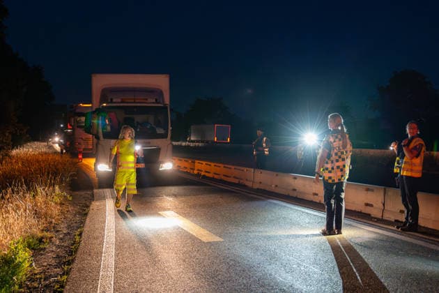 Person wird auf Autobahn von LKW erfasst und schwerst verletzt Am 30.07.2026 kam es gegen 03:40 Uhr auf der Autobahn A60 bei Rüsselsheim am Main zu einem schweren Verkehrsunfall, bei dem ein 38-jähriger Mann lebensgefährlich verletzt wurde. Nach ersten Erkenntnissen überquerte der Mann aus ungeklärter Ursache die Fahrbahn im Baustellenbereich und wurde von einem Lkw erfasst, der von einem 55-jährigen Mann geführt wurde. Der 38-Jährige erlitt schwerste Verletzungen und wurde nach notärztlicher Erstversorgung mit einem Rettungshubschrauber in ein Krankenhaus gebracht. Auf Anordnung der Staatsanwaltschaft wurde zur Klärung des Unfallhergangs ein Unfallsachverständiger hinzugezogen. Quelle: Polizeipräsidium Südhessen. Rüsselsheim