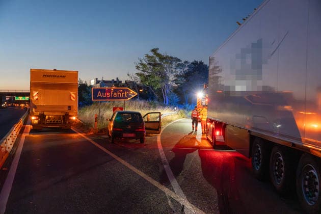 Person wird auf Autobahn von LKW erfasst und schwerst verletzt Am 30.07.2026 kam es gegen 03:40 Uhr auf der Autobahn A60 bei Rüsselsheim am Main zu einem schweren Verkehrsunfall, bei dem ein 38-jähriger Mann lebensgefährlich verletzt wurde. Nach ersten Erkenntnissen überquerte der Mann aus ungeklärter Ursache die Fahrbahn im Baustellenbereich und wurde von einem Lkw erfasst, der von einem 55-jährigen Mann geführt wurde. Der 38-Jährige erlitt schwerste Verletzungen und wurde nach notärztlicher Erstversorgung mit einem Rettungshubschrauber in ein Krankenhaus gebracht. Auf Anordnung der Staatsanwaltschaft wurde zur Klärung des Unfallhergangs ein Unfallsachverständiger hinzugezogen. Quelle: Polizeipräsidium Südhessen. Rüsselsheim