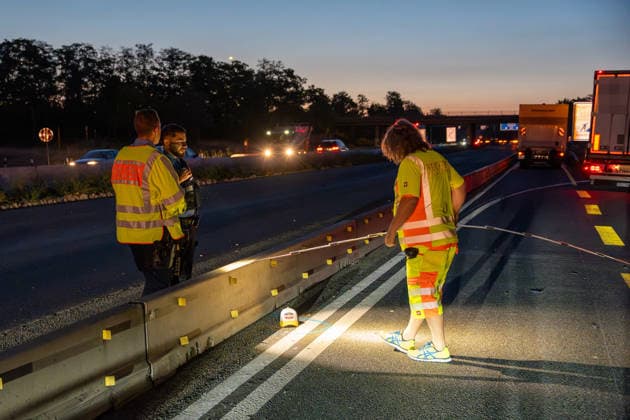 Person wird auf Autobahn von LKW erfasst und schwerst verletzt Am 30.07.2026 kam es gegen 03:40 Uhr auf der Autobahn A60 bei Rüsselsheim am Main zu einem schweren Verkehrsunfall, bei dem ein 38-jähriger Mann lebensgefährlich verletzt wurde. Nach ersten Erkenntnissen überquerte der Mann aus ungeklärter Ursache die Fahrbahn im Baustellenbereich und wurde von einem Lkw erfasst, der von einem 55-jährigen Mann geführt wurde. Der 38-Jährige erlitt schwerste Verletzungen und wurde nach notärztlicher Erstversorgung mit einem Rettungshubschrauber in ein Krankenhaus gebracht. Auf Anordnung der Staatsanwaltschaft wurde zur Klärung des Unfallhergangs ein Unfallsachverständiger hinzugezogen. Quelle: Polizeipräsidium Südhessen. Rüsselsheim