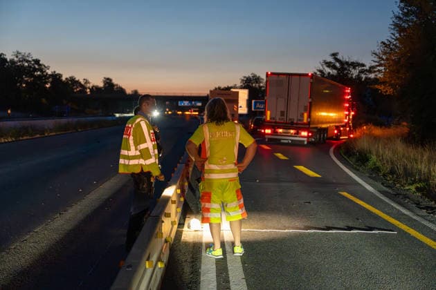 Person wird auf Autobahn von LKW erfasst und schwerst verletzt Am 30.07.2026 kam es gegen 03:40 Uhr auf der Autobahn A60 bei Rüsselsheim am Main zu einem schweren Verkehrsunfall, bei dem ein 38-jähriger Mann lebensgefährlich verletzt wurde. Nach ersten Erkenntnissen überquerte der Mann aus ungeklärter Ursache die Fahrbahn im Baustellenbereich und wurde von einem Lkw erfasst, der von einem 55-jährigen Mann geführt wurde. Der 38-Jährige erlitt schwerste Verletzungen und wurde nach notärztlicher Erstversorgung mit einem Rettungshubschrauber in ein Krankenhaus gebracht. Auf Anordnung der Staatsanwaltschaft wurde zur Klärung des Unfallhergangs ein Unfallsachverständiger hinzugezogen. Quelle: Polizeipräsidium Südhessen. Rüsselsheim