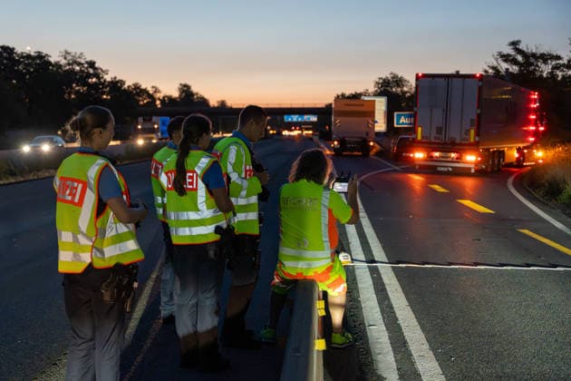 Person wird auf Autobahn von LKW erfasst und schwerst verletzt Am 30.07.2026 kam es gegen 03:40 Uhr auf der Autobahn A60 bei Rüsselsheim am Main zu einem schweren Verkehrsunfall, bei dem ein 38-jähriger Mann lebensgefährlich verletzt wurde. Nach ersten Erkenntnissen überquerte der Mann aus ungeklärter Ursache die Fahrbahn im Baustellenbereich und wurde von einem Lkw erfasst, der von einem 55-jährigen Mann geführt wurde. Der 38-Jährige erlitt schwerste Verletzungen und wurde nach notärztlicher Erstversorgung mit einem Rettungshubschrauber in ein Krankenhaus gebracht. Auf Anordnung der Staatsanwaltschaft wurde zur Klärung des Unfallhergangs ein Unfallsachverständiger hinzugezogen. Quelle: Polizeipräsidium Südhessen. Rüsselsheim