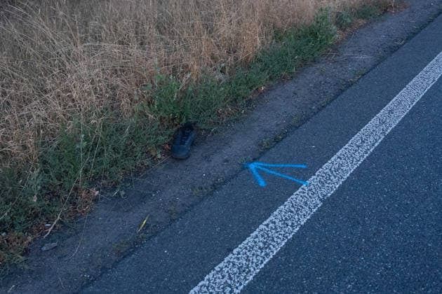 Person wird auf Autobahn von LKW erfasst und schwerst verletzt Am 30.07.2026 kam es gegen 03:40 Uhr auf der Autobahn A60 bei Rüsselsheim am Main zu einem schweren Verkehrsunfall, bei dem ein 38-jähriger Mann lebensgefährlich verletzt wurde. Nach ersten Erkenntnissen überquerte der Mann aus ungeklärter Ursache die Fahrbahn im Baustellenbereich und wurde von einem Lkw erfasst, der von einem 55-jährigen Mann geführt wurde. Der 38-Jährige erlitt schwerste Verletzungen und wurde nach notärztlicher Erstversorgung mit einem Rettungshubschrauber in ein Krankenhaus gebracht. Auf Anordnung der Staatsanwaltschaft wurde zur Klärung des Unfallhergangs ein Unfallsachverständiger hinzugezogen. Quelle: Polizeipräsidium Südhessen. Rüsselsheim