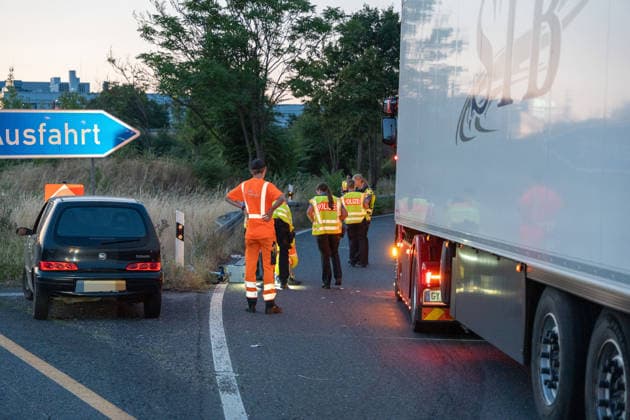 Person wird auf Autobahn von LKW erfasst und schwerst verletzt Am 30.07.2026 kam es gegen 03:40 Uhr auf der Autobahn A60 bei Rüsselsheim am Main zu einem schweren Verkehrsunfall, bei dem ein 38-jähriger Mann lebensgefährlich verletzt wurde. Nach ersten Erkenntnissen überquerte der Mann aus ungeklärter Ursache die Fahrbahn im Baustellenbereich und wurde von einem Lkw erfasst, der von einem 55-jährigen Mann geführt wurde. Der 38-Jährige erlitt schwerste Verletzungen und wurde nach notärztlicher Erstversorgung mit einem Rettungshubschrauber in ein Krankenhaus gebracht. Auf Anordnung der Staatsanwaltschaft wurde zur Klärung des Unfallhergangs ein Unfallsachverständiger hinzugezogen. Quelle: Polizeipräsidium Südhessen. Rüsselsheim