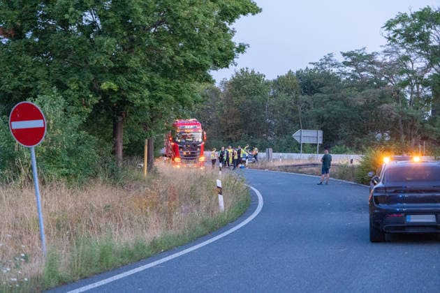 Person wird auf Autobahn von LKW erfasst und schwerst verletzt Am 30.07.2026 kam es gegen 03:40 Uhr auf der Autobahn A60 bei Rüsselsheim am Main zu einem schweren Verkehrsunfall, bei dem ein 38-jähriger Mann lebensgefährlich verletzt wurde. Nach ersten Erkenntnissen überquerte der Mann aus ungeklärter Ursache die Fahrbahn im Baustellenbereich und wurde von einem Lkw erfasst, der von einem 55-jährigen Mann geführt wurde. Der 38-Jährige erlitt schwerste Verletzungen und wurde nach notärztlicher Erstversorgung mit einem Rettungshubschrauber in ein Krankenhaus gebracht. Auf Anordnung der Staatsanwaltschaft wurde zur Klärung des Unfallhergangs ein Unfallsachverständiger hinzugezogen. Quelle: Polizeipräsidium Südhessen. Rüsselsheim