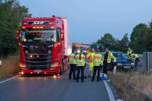 Person wird auf Autobahn von LKW erfasst und schwerst verletzt Am 30.07.2026 kam es gegen 03:40 Uhr auf der Autobahn A60 bei Rüsselsheim am Main zu einem schweren Verkehrsunfall, bei dem ein 38-jähriger Mann lebensgefährlich verletzt wurde. Nach ersten Erkenntnissen überquerte der Mann aus ungeklärter Ursache die Fahrbahn im Baustellenbereich und wurde von einem Lkw erfasst, der von einem 55-jährigen Mann geführt wurde. Der 38-Jährige erlitt schwerste Verletzungen und wurde nach notärztlicher Erstversorgung mit einem Rettungshubschrauber in ein Krankenhaus gebracht. Auf Anordnung der Staatsanwaltschaft wurde zur Klärung des Unfallhergangs ein Unfallsachverständiger hinzugezogen. Quelle: Polizeipräsidium Südhessen. Rüsselsheim