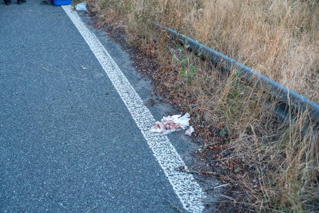 Person wird auf Autobahn von LKW erfasst und schwerst verletzt Am 30.07.2026 kam es gegen 03:40 Uhr auf der Autobahn A60 bei Rüsselsheim am Main zu einem schweren Verkehrsunfall, bei dem ein 38-jähriger Mann lebensgefährlich verletzt wurde. Nach ersten Erkenntnissen überquerte der Mann aus ungeklärter Ursache die Fahrbahn im Baustellenbereich und wurde von einem Lkw erfasst, der von einem 55-jährigen Mann geführt wurde. Der 38-Jährige erlitt schwerste Verletzungen und wurde nach notärztlicher Erstversorgung mit einem Rettungshubschrauber in ein Krankenhaus gebracht. Auf Anordnung der Staatsanwaltschaft wurde zur Klärung des Unfallhergangs ein Unfallsachverständiger hinzugezogen. Quelle: Polizeipräsidium Südhessen. Rüsselsheim