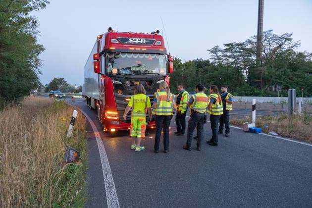 Person wird auf Autobahn von LKW erfasst und schwerst verletzt Am 30.07.2026 kam es gegen 03:40 Uhr auf der Autobahn A60 bei Rüsselsheim am Main zu einem schweren Verkehrsunfall, bei dem ein 38-jähriger Mann lebensgefährlich verletzt wurde. Nach ersten Erkenntnissen überquerte der Mann aus ungeklärter Ursache die Fahrbahn im Baustellenbereich und wurde von einem Lkw erfasst, der von einem 55-jährigen Mann geführt wurde. Der 38-Jährige erlitt schwerste Verletzungen und wurde nach notärztlicher Erstversorgung mit einem Rettungshubschrauber in ein Krankenhaus gebracht. Auf Anordnung der Staatsanwaltschaft wurde zur Klärung des Unfallhergangs ein Unfallsachverständiger hinzugezogen. Quelle: Polizeipräsidium Südhessen. Rüsselsheim