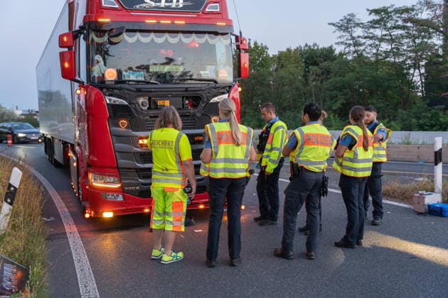 Person wird auf Autobahn von LKW erfasst und schwerst verletzt Am 30.07.2026 kam es gegen 03:40 Uhr auf der Autobahn A60 bei Rüsselsheim am Main zu einem schweren Verkehrsunfall, bei dem ein 38-jähriger Mann lebensgefährlich verletzt wurde. Nach ersten Erkenntnissen überquerte der Mann aus ungeklärter Ursache die Fahrbahn im Baustellenbereich und wurde von einem Lkw erfasst, der von einem 55-jährigen Mann geführt wurde. Der 38-Jährige erlitt schwerste Verletzungen und wurde nach notärztlicher Erstversorgung mit einem Rettungshubschrauber in ein Krankenhaus gebracht. Auf Anordnung der Staatsanwaltschaft wurde zur Klärung des Unfallhergangs ein Unfallsachverständiger hinzugezogen. Quelle: Polizeipräsidium Südhessen. Rüsselsheim