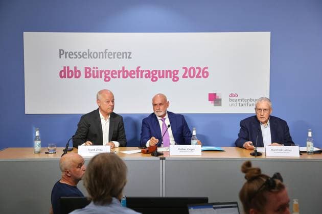 Berlin, Deutschland, 30.07.2026: Haus der Bundespressekonferenz: Pressekonferenz: dbb beamtenbund und tarifunion - Bürgerbefragung öffentlicher Dienst 2026: Frankt Zitka, dbb Pressesprecher, Volker Geer, dbb Bundesvorsitzender, Manfred Güllner, Forsa Beiratsvorsitzender *** Berlin, Germany, July 30, 2026, Federal Press Conference Center, Press Conference: dbb Civil Servants’ Federation and Collective Bargaining Union, 2026 Public Service Citizen Survey, Frankt Zitka, dbb Press Spokesperson, Volker Geer, dbb Federal Chairman, Manfred Güllner, Forsa Advisory Board Chairman Copyright: xdtsxNachrichtenagenturx dts_128970