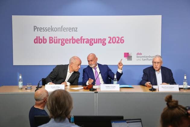 Berlin, Deutschland, 30.07.2026: Haus der Bundespressekonferenz: Pressekonferenz: dbb beamtenbund und tarifunion - Bürgerbefragung öffentlicher Dienst 2026: Frankt Zitka, dbb Pressesprecher, Volker Geer, dbb Bundesvorsitzender, Manfred Güllner, Forsa Beiratsvorsitzender *** Berlin, Germany, July 30, 2026, Federal Press Conference Center, Press Conference: dbb Civil Servants’ Federation and Collective Bargaining Union, 2026 Public Service Citizen Survey, Frankt Zitka, dbb Press Spokesperson, Volker Geer, dbb Federal Chairman, Manfred Güllner, Forsa Advisory Board Chairman Copyright: xdtsxNachrichtenagenturx dts_128972