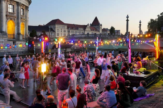 29.07.2026, Berlin - Deutschland. Tanz im Monbijoupark an der Spree. *** July 29, 2026, Berlin, Germany: Dance in Monbijoupark on the Spree
