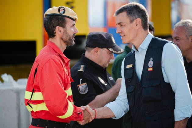 Sánchez Visits the Forward Command Post in Navaluenga, Ávila, Regarding the Forest Fires in the Area Prime Minister Pedro Sánchez, during a visit to the Forward Command Post for the Burgohondo forest fire on July 30, 2026, in Navaluenga, Ávila, Castile and León, Spain. The Burgohondo wildfire—which has already been classified as the worst in Spain’s history after burning some 55,000 hectares—has now been stabilized; however, although residents have been able to return to their homes, traffic closures remain in effect on 14 secondary roads. JULY 30, 2026 NNavaluenga, Ávila, Castile and L NNavaluenga, Ávila, Castile and L Spain  Copyright: xMateoxLanzuelax 7694837