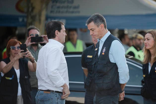 Sánchez Visits the Forward Command Post in Navaluenga, Ávila, Regarding the Forest Fires in the Area. Prime Minister Pedro Sánchez (d) and the President of Castile and León, Alfonso Fernández Manueco (i), during a visit to the Forward Command Post for the Burgohondo forest fire, on July 30, 2026, in Navaluenga, Ávila, Castile and León, Spain. The Burgohondo wildfire, which has already been classified as the worst in Spain’s history after burning some 55,000 hectares, has now been stabilized; however, although residents have been able to return to their homes, traffic closures remain in effect on 14 secondary roads. JULY 30, 2026 NNavaluenga, Ávila, Castile and L NNavaluenga, Ávila, Castile and L Spain  Copyright: xMateoxLanzuelax 7694841