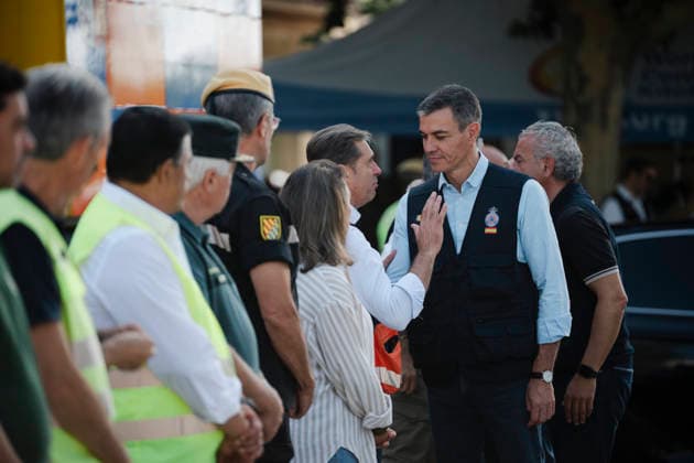 Sánchez Visits the Forward Command Post in Navaluenga, Ávila, Regarding the Forest Fires in the Area Prime Minister Pedro Sánchez during a visit to the Forward Command Post for the Burgohondo forest fire on July 30, 2026, in Navaluenga, Ávila, Castile and León, Spain. The Burgohondo wildfire, which has already been classified as the worst in Spain’s history after burning some 55,000 hectares, has now been stabilized; however, although residents have been able to return to their homes, traffic closures remain in effect on 14 secondary roads. JULY 30, 2026 NNavaluenga, Ávila, Castile and L NNavaluenga, Ávila, Castile and L Spain  Copyright: xMateoxLanzuelax 7694848