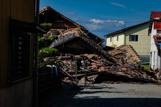 (260730) -- KUMAMOTO, July 30, 2026 -- This photo taken on July 30, 2026 shows damaged houses in Kumamoto Prefecture, Japan. The death toll from a powerful earthquake that struck Japan s Kumamoto Prefecture has risen to 34, the prefectural government said Thursday. ) (SpotNews) JAPAN-KUMAMOTO-EARTHQUAKE-DEATH TOLL JiaxHaocheng 