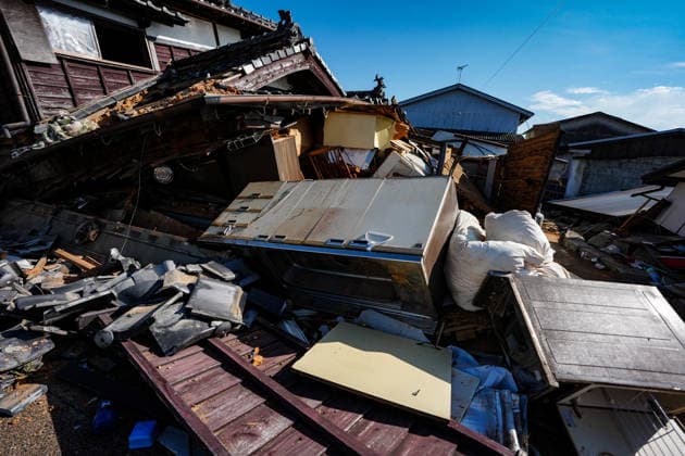 (260730) -- KUMAMOTO, July 30, 2026 -- This photo taken on July 30, 2026 shows damaged houses in Kumamoto Prefecture, Japan. The death toll from a powerful earthquake that struck Japan s Kumamoto Prefecture has risen to 34, the prefectural government said Thursday. ) (SpotNews) JAPAN-KUMAMOTO-EARTHQUAKE-DEATH TOLL JiaxHaocheng 