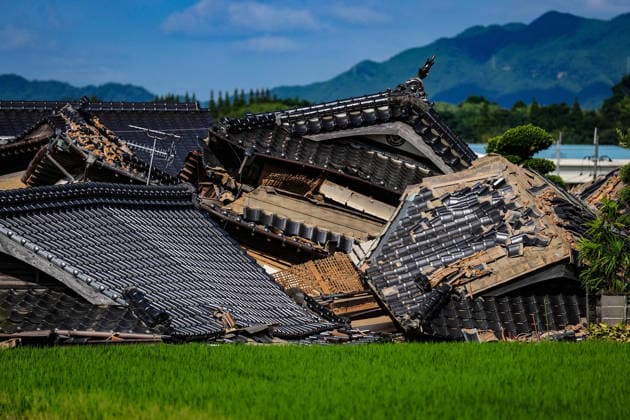 (260730) -- KUMAMOTO, July 30, 2026 -- This photo taken on July 30, 2026 shows damaged houses in Kumamoto Prefecture, Japan. The death toll from a powerful earthquake that struck Japan s Kumamoto Prefecture has risen to 34, the prefectural government said Thursday. ) (SpotNews) JAPAN-KUMAMOTO-EARTHQUAKE-DEATH TOLL JiaxHaocheng 