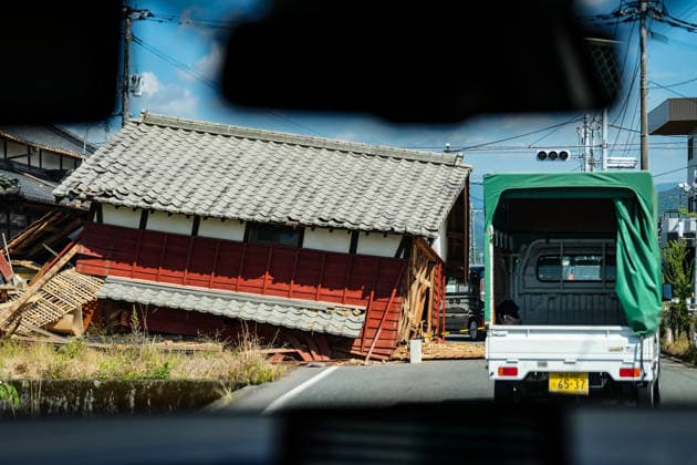 (260730) -- KUMAMOTO, July 30, 2026 -- This photo taken on July 30, 2026 shows a damaged house in Kumamoto Prefecture, Japan. The death toll from a powerful earthquake that struck Japan s Kumamoto Prefecture has risen to 34, the prefectural government said Thursday. ) (SpotNews) JAPAN-KUMAMOTO-EARTHQUAKE-DEATH TOLL JiaxHaocheng 
