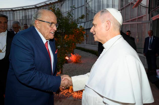 ITALY - POPE LEO XIV DURING A CONCERT IN BORGO LAUDATO SI , A 55-HECTARE EDUCATIONAL AND ENVIRONMENTAL CENTER, AT CASTEL GANDOLFO - 2026 7 29 Italy, Castel Gandolfo , Vatican, 2026 7 29 Pope Leo XIV stringe la mano a Rudolph Giuliani former mayor of New York during a concert in Borgo Laudato Si, a 55-hectare educational and environmental center, at Castel Gandolfo . EDITORIAL USE ONLY - NO BOOKS Copyright: xVATICANxMEDIAx