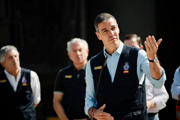 Sánchez Visits the Forward Command Post in Navaluenga, Ávila, Regarding the Forest Fires in the Area Prime Minister Pedro Sánchez speaks to the media during a visit to the Forward Command Post for the Burgohondo forest fire on July 30, 2026, in Navaluenga, Ávila, Castile and León, Spain. The Burgohondo wildfire—which has already been classified as the worst in Spain’s history after burning some 55,000 hectares—has now been stabilized; however, although residents have been able to return to their homes, traffic closures remain in effect on 14 secondary roads. JULY 30, 2026 Navaluenga, Ávila, Castile and Le Navaluenga, Ávila, Castile and Le Spain  Copyright: xMateoxLanzuelax 7694963