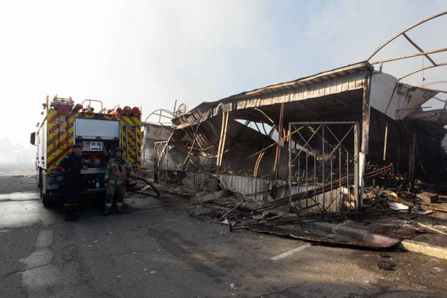 Firefighters stand by a fire engine at the Antykar market in Obolonskyi district, which caught fire as a result of an overnight Russian missile strike, Kyiv, Ukraine, July 30, 2026. Debris fell on the market near the Pochaina metro station, igniting trading pavilions. The blaze covered an area of about 100 square metres. Traders’ goods were destroyed, leaving only burnt-out metal structures at the site. (Photo by Kyrylo Chubotin Ukrinform) Market in Kyiv catches fire due to overnight Russian attack  Copyright: xKyryloxChubotinx