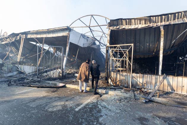 People look at the charred stalls of the Antykar market in Obolonskyi district, which caught fire following an overnight Russian missile strike, Kyiv, Ukraine, July 30, 2026. Debris fell on the market near the Pochaina metro station, igniting trading pavilions. The blaze covered an area of about 100 square metres. Traders’ goods were destroyed, leaving only burnt-out metal structures at the site. (Photo by Kyrylo Chubotin Ukrinform) Market in Kyiv catches fire due to overnight Russian attack  Copyright: xKyryloxChubotinx