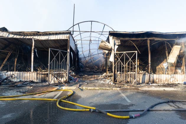 The charred stalls are at the Antykar market in Obolonskyi district, which caught fire as a result of an overnight Russian missile strike, Kyiv, Ukraine, July 30, 2026. Debris fell on the market near the Pochaina metro station, igniting trading pavilions. The blaze covered an area of about 100 square metres. Traders’ goods were destroyed, leaving only burnt-out metal structures at the site. (Photo by Kyrylo Chubotin Ukrinform) Market in Kyiv catches fire due to overnight Russian attack  Copyright: xKyryloxChubotinx