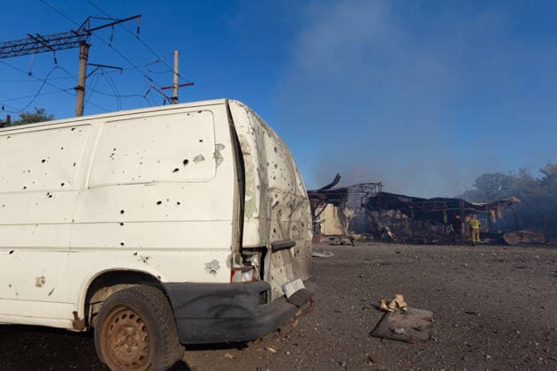 Shrapnel holes dot a van near the Antykar market in Obolonskyi district, which caught fire as a result of an overnight Russian missile strike, Kyiv, Ukraine, July 30, 2026. Debris fell on the market near the Pochaina metro station, igniting trading pavilions. The blaze covered an area of about 100 square metres. Traders’ goods were destroyed, leaving only burnt-out metal structures at the site. (Photo by Kyrylo Chubotin Ukrinform) Market in Kyiv catches fire due to overnight Russian attack  Copyright: xKyryloxChubotinx