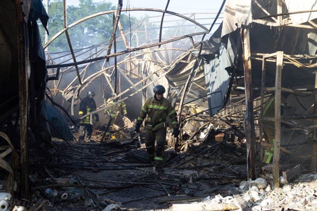 Firefighters work at the Antykar market in Obolonskyi district, which caught fire due to an overnight Russian missile strike, Kyiv, Ukraine, July 30, 2026. Debris fell on the market near the Pochaina metro station, igniting trading pavilions. The blaze covered an area of about 100 square metres. Traders’ goods were destroyed, leaving only burnt-out metal structures at the site. (Photo by Kyrylo Chubotin Ukrinform) Market in Kyiv catches fire due to overnight Russian attack  Copyright: xKyryloxChubotinx
