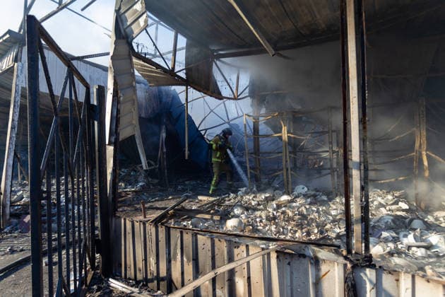 A firefighter extinguishes a fire at the Antykar market in Obolonskyi district, caused by an overnight Russian missile strike, Kyiv, Ukraine, July 30, 2026. Debris fell on the market near the Pochaina metro station, igniting trading pavilions. The blaze covered an area of about 100 square metres. Traders’ goods were destroyed, leaving only burnt-out metal structures at the site. (Photo by Kyrylo Chubotin Ukrinform) Market in Kyiv catches fire due to overnight Russian attack  Copyright: xKyryloxChubotinx