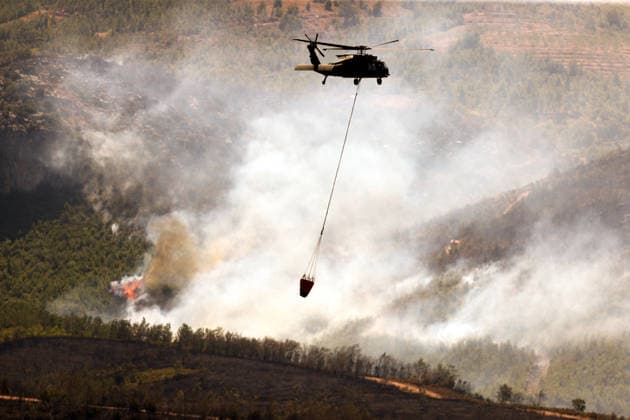 Firefighters battle wildfire in Antalya from air and ground ANTALYA, TURKIYE - JULY 30 : Fire extinguishing efforts continue both from the air and land to contain a wildfire in the Alanya district of Mugla, Turkiye on July 30, 2026. Serhat Cetinkaya Anadolu Antalya Turkey. Editorial use only. Please get in touch for any other usage.  Copyright: x2026xAnadoluxSerhatxCetinkayax
