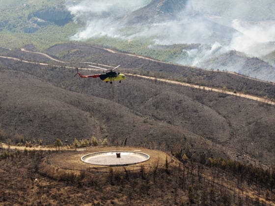 Firefighters battle wildfire in Antalya from air and ground ANTALYA, TURKIYE - JULY 30 : Fire extinguishing efforts continue both from the air and land to contain a wildfire in the Alanya district of Mugla, Turkiye on July 30, 2026. Serhat Cetinkaya Anadolu Antalya Turkey. Editorial use only. Please get in touch for any other usage.  Copyright: x2026xAnadoluxSerhatxCetinkayax