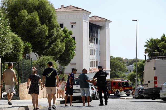 Two Children Die in a House Fire in Benalmádena, Málaga Neighbors of the burned-out house in Benalmádena, where two children died On July 30, 2026, in Benalmádena, Málaga, Andalusia, Spain Two children, ages 10 and 15, died on Thursday following a fire that broke out in a home in Arroyo de la Miel in the Malaga town of Benalmádena, according to a report from 112, part of the Andalusian Emergency Agency, and the town’s municipal government. July 30, 2026 Álex Barba July 30, 2026 Benalmádena, Málaga, Andalusia, Benalmádena, Málaga, Andalusia, Spain  Copyright: xÃlexxBarbax 7695009