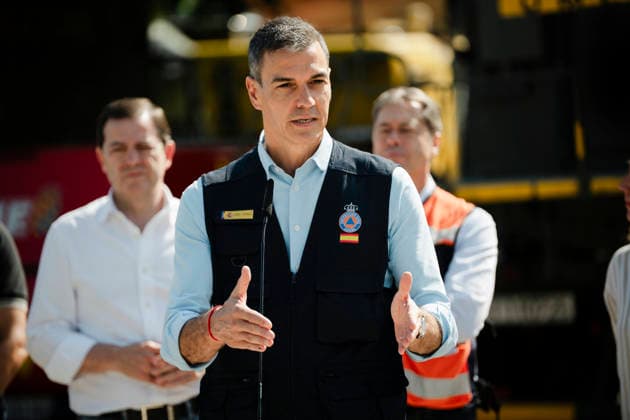 Sánchez Visits the Forward Command Post in Navaluenga, Ávila, Regarding the Forest Fires in the Area Prime Minister Pedro Sánchez speaks to the media during a visit to the Forward Command Post for the Burgohondo forest fire on July 30, 2026, in Navaluenga, Ávila, Castile and León, Spain. The Burgohondo wildfire—which has already been classified as the worst in Spain’s history after burning some 55,000 hectares—has now been stabilized; however, although residents have been able to return to their homes, traffic closures remain in place on 14 secondary roads. JULY 30, 2026 Navaluenga, Ávila, Castile and León Navaluenga, Ávila, Castile and León Spain  Copyright: xMateoxLanzuelax 7695013
