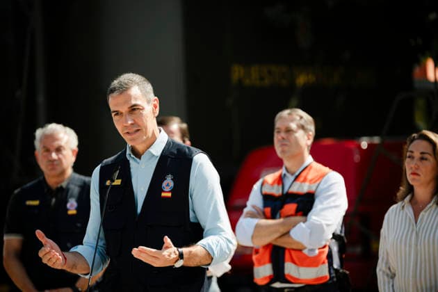Sánchez Visits the Forward Command Post in Navaluenga, Ávila, Regarding the Forest Fires in the Area Prime Minister Pedro Sánchez speaks to the media during a visit to the Forward Command Post for the Burgohondo forest fire on July 30, 2026, in Navaluenga, Ávila, Castile and León, Spain. The Burgohondo wildfire—which has already been classified as the worst in Spain’s history after burning some 55,000 hectares—has now been stabilized; however, although residents have been able to return to their homes, traffic closures remain in place on 14 secondary roads. JULY 30, 2026 Navaluenga, Ávila, Castile and León Navaluenga, Ávila, Castile and León Spain  Copyright: xMateoxLanzuelax 7695015
