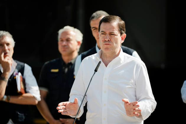 Sánchez visits the Forward Command Post in Navaluenga, Ávila, regarding the wildfires in the area. The president of the Regional Government of Castile and León, Alfonso Fernández Manueco, speaks to the media during a visit to the Forward Command Post for the Burgohondo wildfire, on July 30, 2026, in Navaluenga, Ávila, Castile and León, Spain. The Burgohondo wildfire, which has already been classified as the worst in Spain’s history after burning some 55,000 hectares, has now been stabilized; however, although residents have been able to return to their homes, traffic closures remain in effect on 14 secondary roads. JULY 30, 2026 Navaluenga, Ávila, Castile and León Navaluenga, Ávila, Castile and León Spain  Copyright: xMateoxLanzuelax 7695022