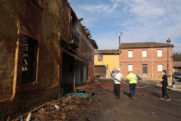The 312 people evacuated due to the fire in San Cipriano, León, return home Several people cooling one of the two houses burned during a wildfire with water, on July 30, 2026, in Castro del Condado, León, Castile and León, Spain. The 312 residents who had been evacuated due to the fire in San Cipriano del Condado, León, were allowed to return home on Thursday, after the fire’s Potential Severity Index (IGR) dropped to Level 1 following favorable developments overnight. JULY 30, 2026 FOREST FIRE Castro del Condado, León, Castile Castro del Condado, León, Castile, Spain  Copyright: xFernandoxOterox 7695140
