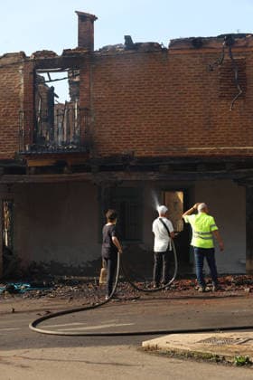 The 312 people evacuated due to the fire in San Cipriano, León, return home Several people cooling one of the two houses burned during a wildfire with water, on July 30, 2026, in Castro del Condado, León, Castile and León, Spain. The 312 residents who had been evacuated due to the fire in San Cipriano del Condado, León, were allowed to return home on Thursday, after the fire’s Potential Severity Index (IGR) dropped to Level 1 following favorable developments overnight. JULY 30, 2026 FOREST FIRE Castro del Condado, León, Castile Castro del Condado, León, Castile Spain  Copyright: xFernandoxOterox 7695143