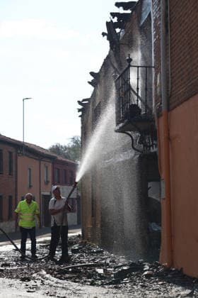 The 312 people evacuated due to the fire in San Cipriano, León, return home Several people cooling one of the two houses burned during a wildfire with water, on July 30, 2026, in Castro del Condado, León, Castile and León, Spain. The 312 residents who had been evacuated due to the fire in San Cipriano del Condado, León, were allowed to return home on Thursday, after the fire’s Potential Severity Index (IGR) dropped to Level 1 following favorable developments overnight. JULY 30, 2026 FOREST FIRE Castro del Condado, León, Castile Castro del Condado, León, Castile Spain  Copyright: xFernandoxOterox 7695144