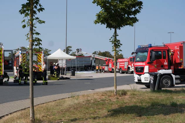 Brennender LKW Auflieger auf Rastanlage Am 30.07.2026 brannte auf der Rastanlage Bühleck an der A44 in Fahrtrichtung Dortmund ein mit Gelben Säcken beladener Lkw-Auflieger. Die Feuerwehr aus Zierenberg, Habichtswald und Wolfhagen wurde gegen 9.50 Uhr alarmiert. Der Fahrer hatte die Zugmaschine bereits vom brennenden Auflieger getrennt und in Sicherheit gebracht. Mit einer Steckleiter, einem C-Rohr und später der Drehleiter der Feuerwehr Wolfhagen wurde der Brand bekämpft. Als mögliche Ursache galt eine unsachgemäß entsorgte Batterie oder ein Akku im Müll. Zierenberg A44 Rasthof Bühleck Hessen Deutschland *** Burning Truck Trailer at Rest Area On July 30, 2026, a truck trailer loaded with yellow bags caught fire at the Bühleck rest