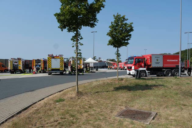 Brennender LKW Auflieger auf Rastanlage Am 30.07.2026 brannte auf der Rastanlage Bühleck an der A44 in Fahrtrichtung Dortmund ein mit Gelben Säcken beladener Lkw-Auflieger. Die Feuerwehr aus Zierenberg, Habichtswald und Wolfhagen wurde gegen 9.50 Uhr alarmiert. Der Fahrer hatte die Zugmaschine bereits vom brennenden Auflieger getrennt und in Sicherheit gebracht. Mit einer Steckleiter, einem C-Rohr und später der Drehleiter der Feuerwehr Wolfhagen wurde der Brand bekämpft. Als mögliche Ursache galt eine unsachgemäß entsorgte Batterie oder ein Akku im Müll. Zierenberg A44 Rasthof Bühleck Hessen Deutschland *** Burning Truck Trailer at Rest Area On July 30, 2026, a truck trailer loaded with yellow bags caught fire at the Bühleck rest