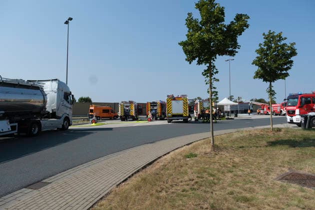 Brennender LKW Auflieger auf Rastanlage Am 30.07.2026 brannte auf der Rastanlage Bühleck an der A44 in Fahrtrichtung Dortmund ein mit Gelben Säcken beladener Lkw-Auflieger. Die Feuerwehr aus Zierenberg, Habichtswald und Wolfhagen wurde gegen 9.50 Uhr alarmiert. Der Fahrer hatte die Zugmaschine bereits vom brennenden Auflieger getrennt und in Sicherheit gebracht. Mit einer Steckleiter, einem C-Rohr und später der Drehleiter der Feuerwehr Wolfhagen wurde der Brand bekämpft. Als mögliche Ursache galt eine unsachgemäß entsorgte Batterie oder ein Akku im Müll. Zierenberg A44 Rasthof Bühleck Hessen Deutschland *** Burning Truck Trailer at Rest Area On July 30, 2026, a truck trailer loaded with yellow bags caught fire at the Bühleck rest